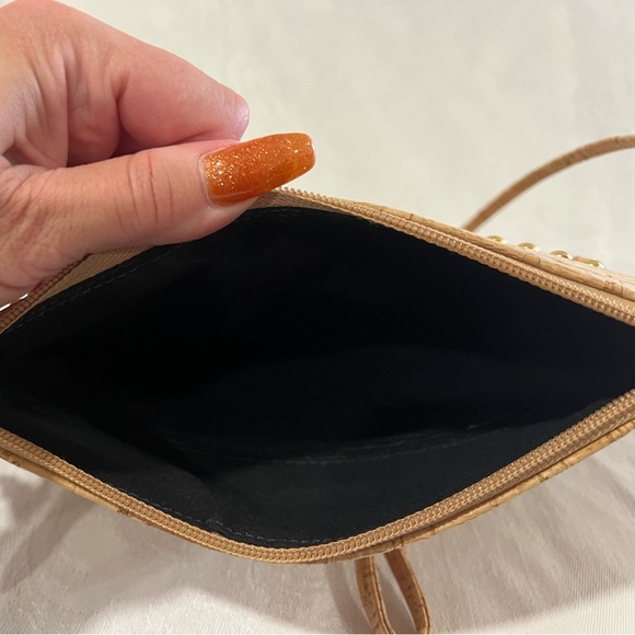 Lightweight cork shoulder bag with gold beads, 2 exterior zipper pockets and 1 - Picture 4 of 6